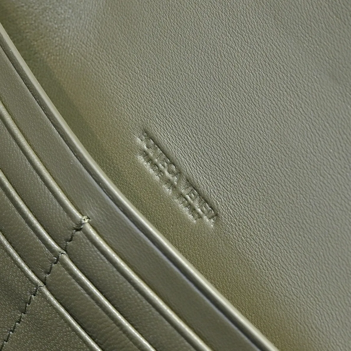 The batch of 1360 BV Andiamo evening handbags has been heavily planted again~ The designer aesthetics in the era of economic downturn are back. I fall in love with it at first sight and can't put it down. It's so beautiful and full of aura. The shape and texture are very competitive. It's light in weight and has sufficient capacity. It's a must-have for fashionistas. It's suitable for many occasions, minimalist, high-end and light luxury. Model No.: 741511 Size: 31*13*3cm
